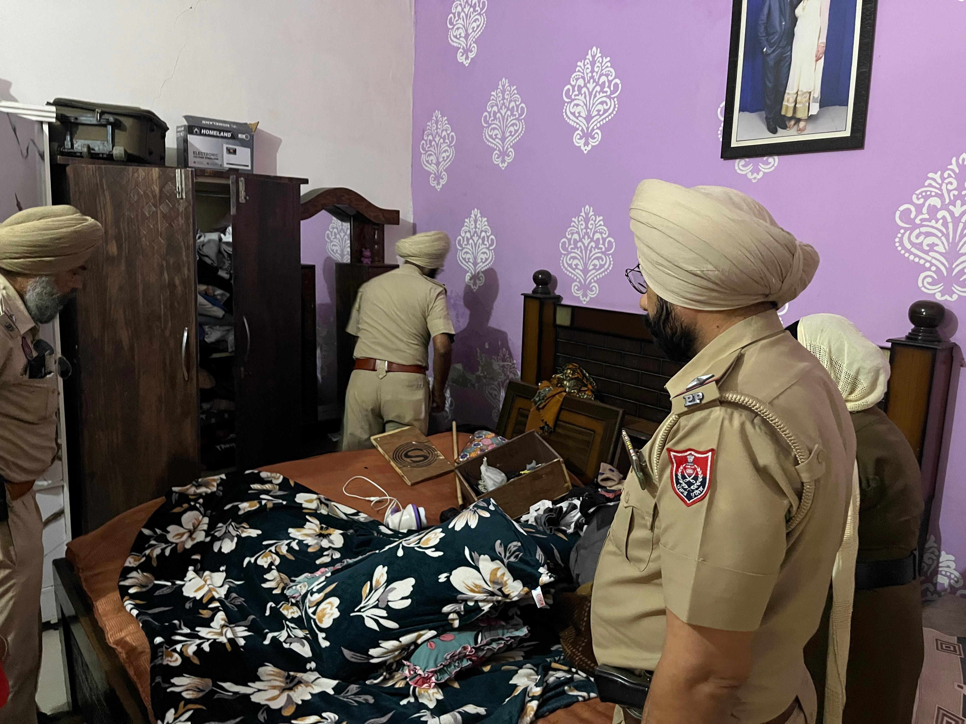 ਪੁਲਿਸ ਨੇ ਫਰੀਦਕੋਟ ਵਿੱਚ ਸਰਾਂ ਦੀ ਖੋਜ ਕਾਰਵਾਈ ਦੌਰਾਨ ਸ਼ੱਕੀ ਵਿਅਕਤੀਆਂ ਦੇ ਘਰਾਂ ਦੀ ਤਲਾਸ਼ ਕੀਤੀ.