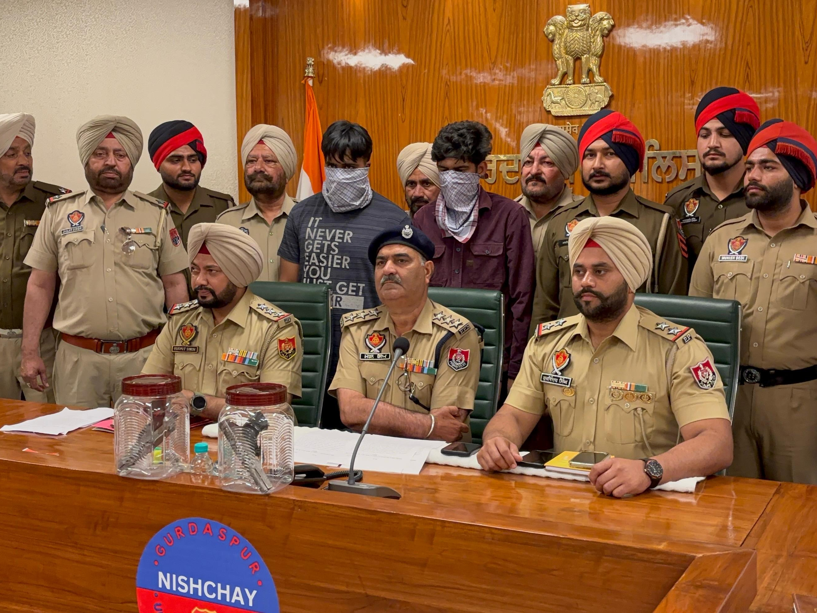 मामले की जानकारी देते डीएसपी मोहन सिंह और अन्य पुलिस अफसर