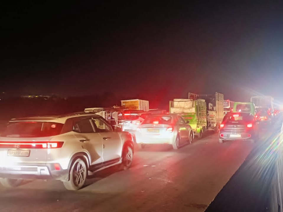 लखनऊ के जाम में जम्मू कश्मीर के उप राज्यपाल मनोज सिन्हा 2 घंटे तक फंसे रहे।