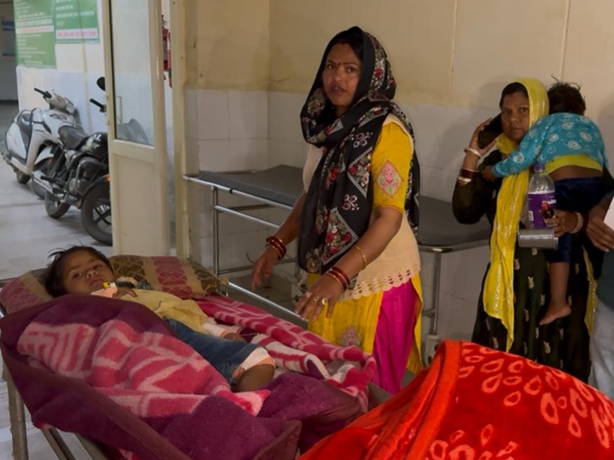 ਹਸਪਤਾਲ ਵਿਚ ਚਾਰ ਸਾਲਾਂ ਦੀ ਇਕਰਹਾਲ ਲੜਕੀ ਵਾਲਾ ਪਰਿਵਾਰ.