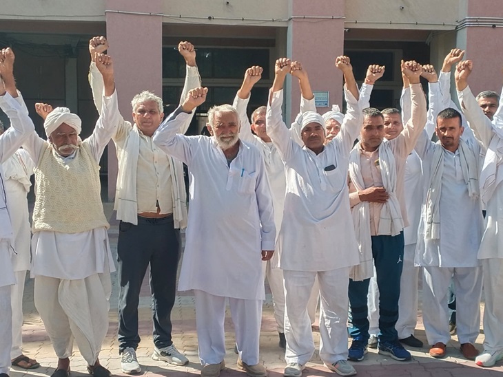 ਡੀਸੀ ਦਫਤਰ ਤੋਂ ਬਾਹਰ ਨਾਅਰੇਬਾਜ਼ੀ ਤੋਂ ਚੀਕ ਰਹੇ ਕਿਸਾਨ.