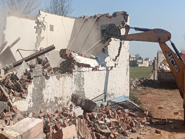 गांव बहु जमालपुर में अवैध निर्माण को ढहाता बुलडोजर।