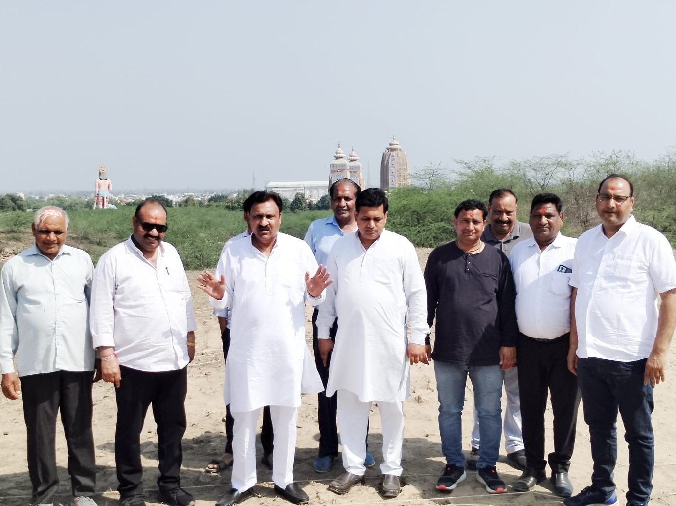 जानकारी देते हुए बजरंग गर्ग व अन्य।