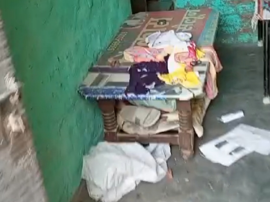 ਚੋਰੀ ਦੀ ਘਟਨਾ ਤੋਂ ਬਾਅਦ ਖਿੰਡੇ ਹੋਏ ਵਸਤੂਆਂ ਨੂੰ ਖਿੰਡੇ.