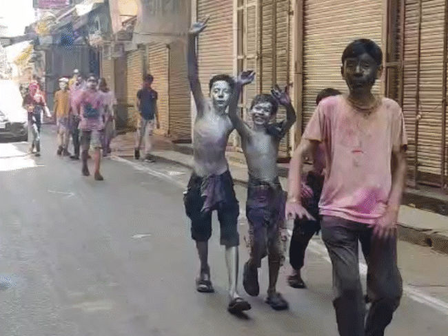 रंगपंचमी पर गली-मोहल्लों में बच्चों ने मचाई धूम।