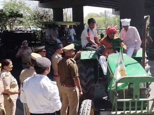 भारतीय  ..... भाटी साहेब के भानेज बाल बाटिका में शहीद सुंदर सिंह यादव आंगनबाड़ी में मृत चकाचक यादव और अख़बार की एयरपोर्ट भर्ती में भजिया बन चुके भ्रूण स्वादिष्ट यादव नर नाबालीक सुगन्धित इंसान ......   यूनियन (टिकैत) के आहवान पर आज होगी महापंचायत। - Dainik Bhaskar