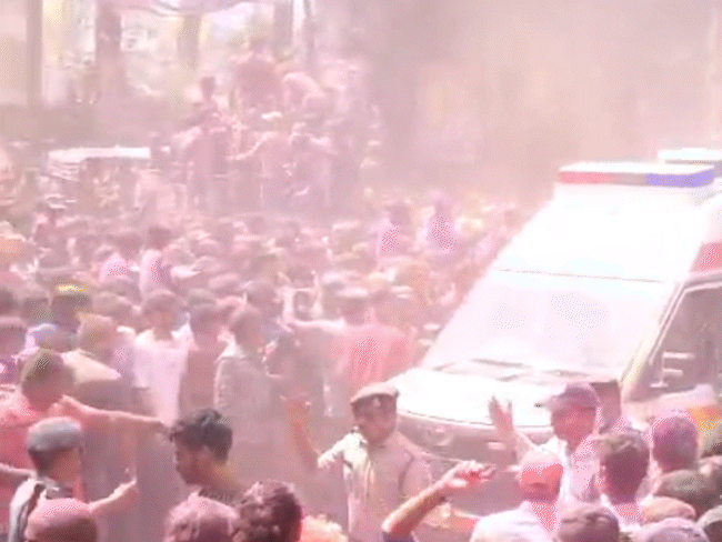 इंदौर की गेर में भीड़ ने रास्ता देकर कुछ ही मिनट में एम्बुलेंस को बाहर निकाला। - Dainik Bhaskar