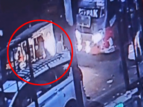 नारायण सिंह सर्किल पर एक ज्वेलरी शोरूम में लगे सीसीटीवी में कैद हुए।