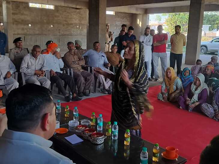 पिंगोर के गाँव शाहपुर में डीसीपी हिमादरी कौशिक की समस्याओं के बारे में बताते हुए ग्रामीण।