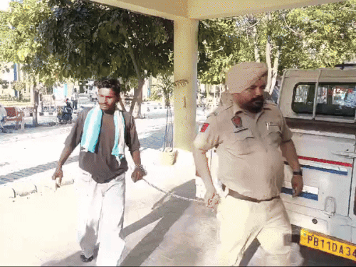 ਬੰਬ ਨੇ ਤਰੁਣ 'ਤੇ ਹਮਲਾ ਕੀਤਾ.