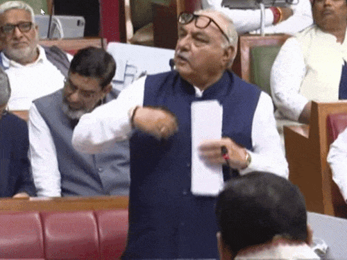 ਸਾਬਕਾ ਮੁੱਖ ਮੰਤਰੀ ਭੂਇਪਤਰਾ ਹੁੱਡਾ ਨੇ ਵਿਧਾਨ ਸਭਾ ਵਿੱਚ ਮੁੱਖ ਮੰਤਰੀ ਕੋਲ ਗੁੱਸੇ ਵਿੱਚ ਸੁਸਤ ਕੀਤਾ, ਨੇ ਆਪਣਾ ਅਸਤੀਫਾ ਦਿੱਤਾ.