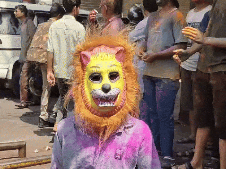 जुलूस के दौरान बच्चे मास्क लगाए मस्ती करते दिखे।