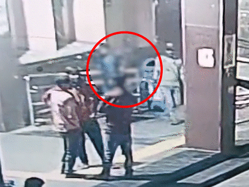 जयपुर जंक्शन से बच्चा चोरी कर आगे जाते हुए महिला।