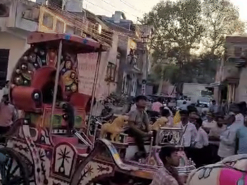 अंतिम यात्रा में चल रहे लोगों ने गुलाल उड़ाया और बारातियों की तरह डांस किया।