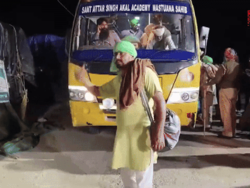 ਪੰਜਾਬ ਪੁਲਿਸ ਖਾਨੁਰੀ ਸਰਹੱਦ ਤੋਂ ਸਕੂਲ ਬੱਸਾਂ ਵਿੱਚ ਕਿਸਾਨਾਂ ਨੂੰ ਲਿਜਾਣਾ ਹੈ.