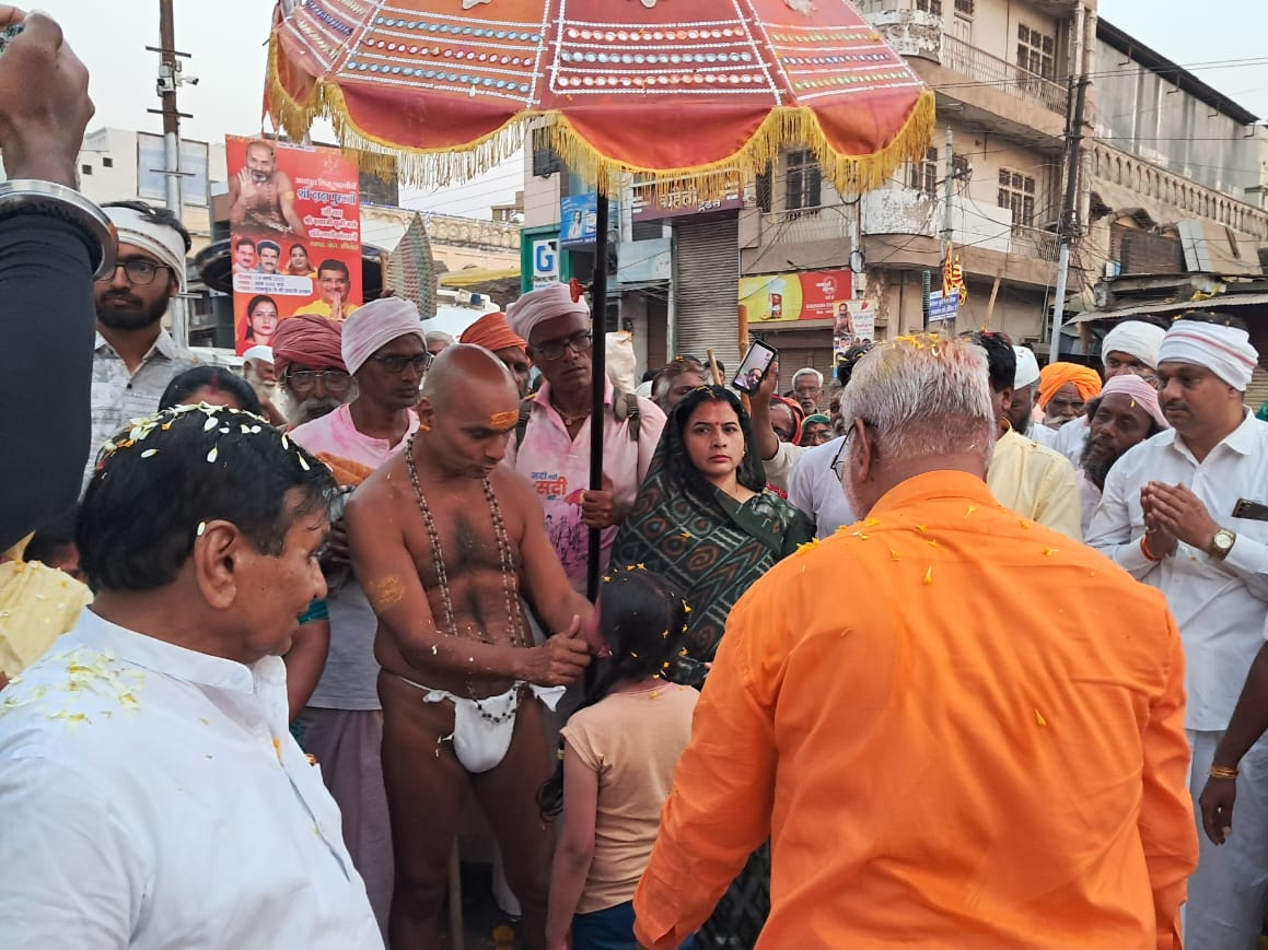 Dada Ropes Dada Guru's padyatra started in the rope circle