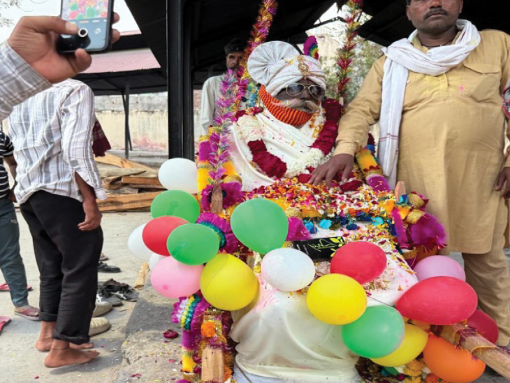 रिछपाल को अर्थी पर बैठाया गया था। उन्हें धोती-कुर्ता और चश्मा पहनाया गया था।