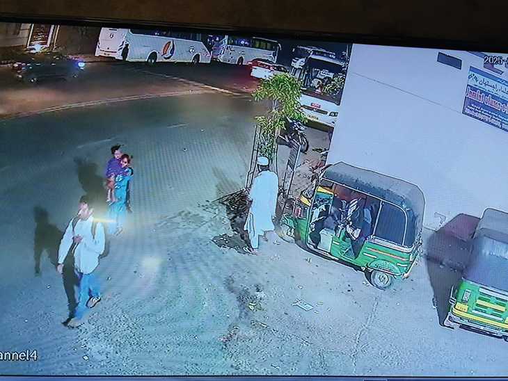 खासा कोठी के पास एक कैमरे में प्रेमी प्रेमिका कैद हुए।