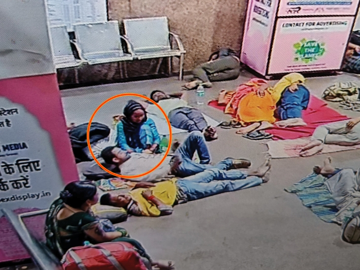 सीसीटीवी वीडियो में साफ नजर आ रहा है कि दोनों उस महिला से कुछ दूरी बनाते हुए उसके बच्चों पर नजर रखे हुए थे।
