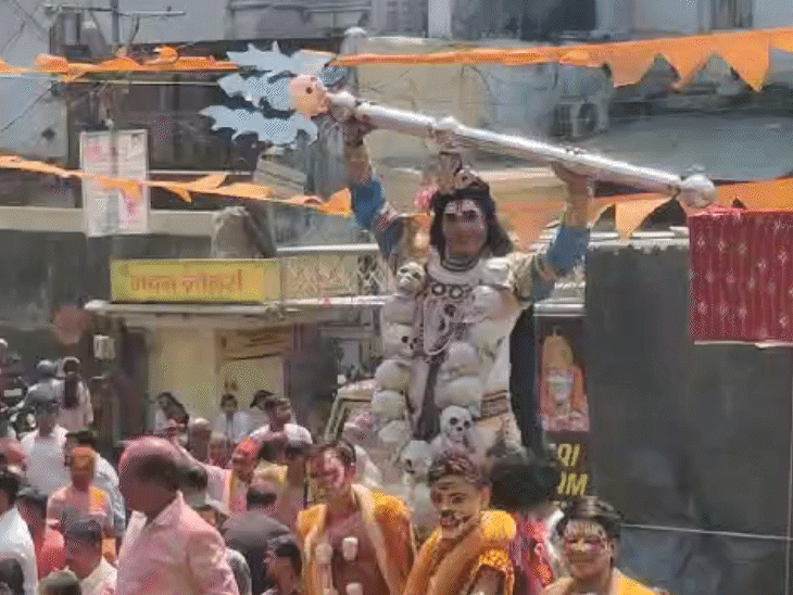पुराने भोपाल के जुलूस की झांकी में शिव अवतार में कलाकार नजर आए।