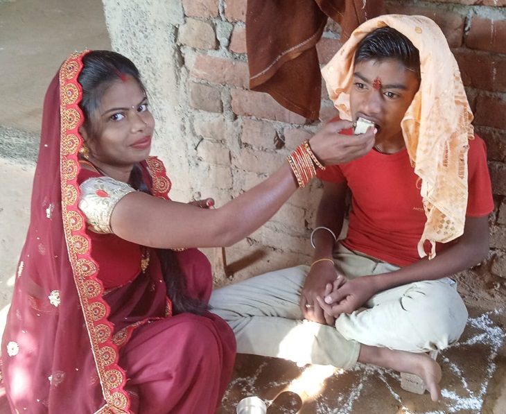 ਇਸ ਤਸਵੀਰ ਵਿਚ, man ਰਤ ਗੌਰ ਪ੍ਰੀਆ ਨੌਜਵਾਨ ਨੂੰ ਮਿਠਾਈਆਂ ਨੂੰ ਭੋਜਨ ਦੇ ਰਹੀ ਹੈ. (ਫਾਈਲ ਫੋਟੋ)