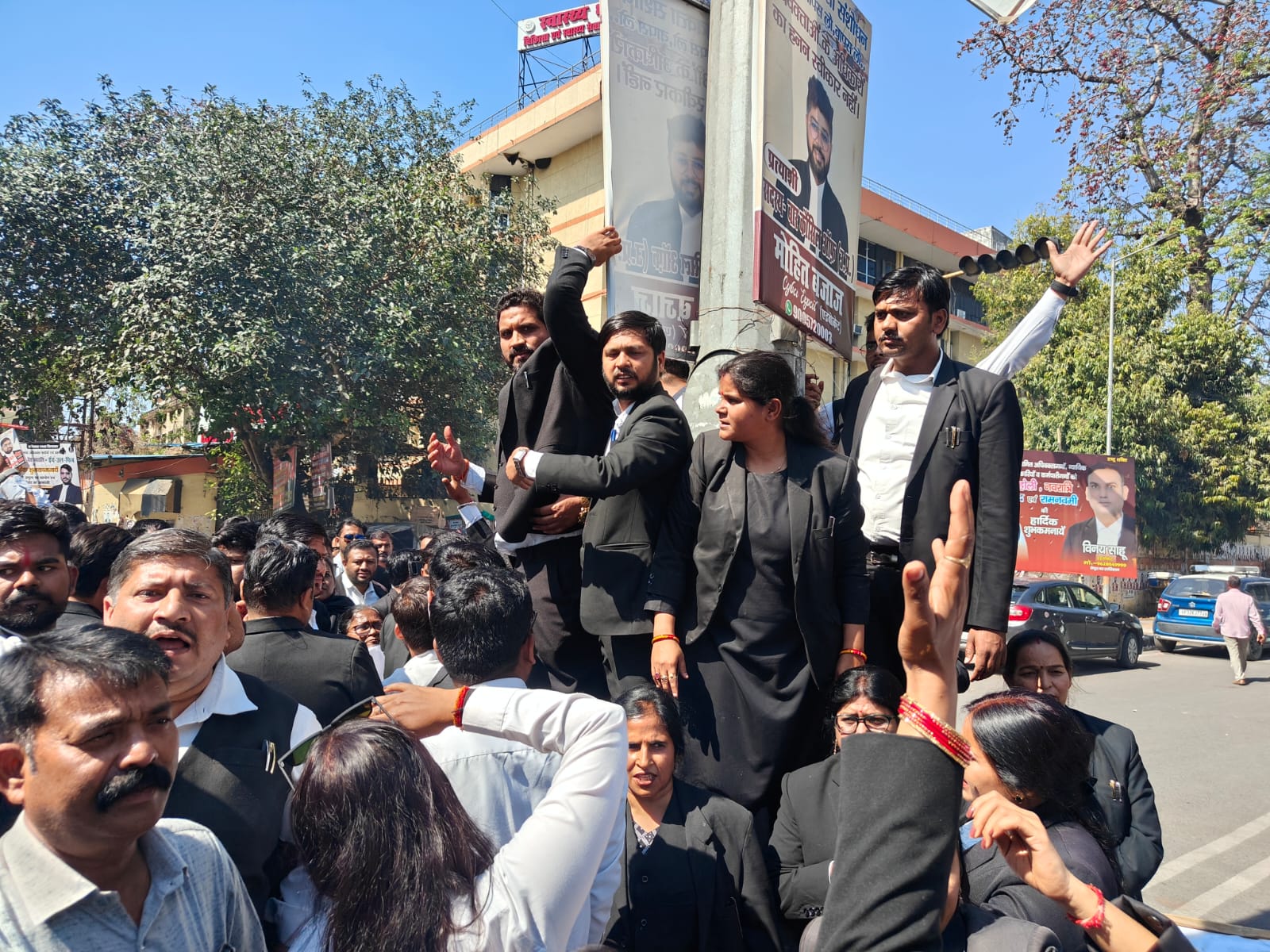 वकीलों ने स्वास्थ्य भवन चौराहे पर प्रदर्शन शुरू कर दिया है।