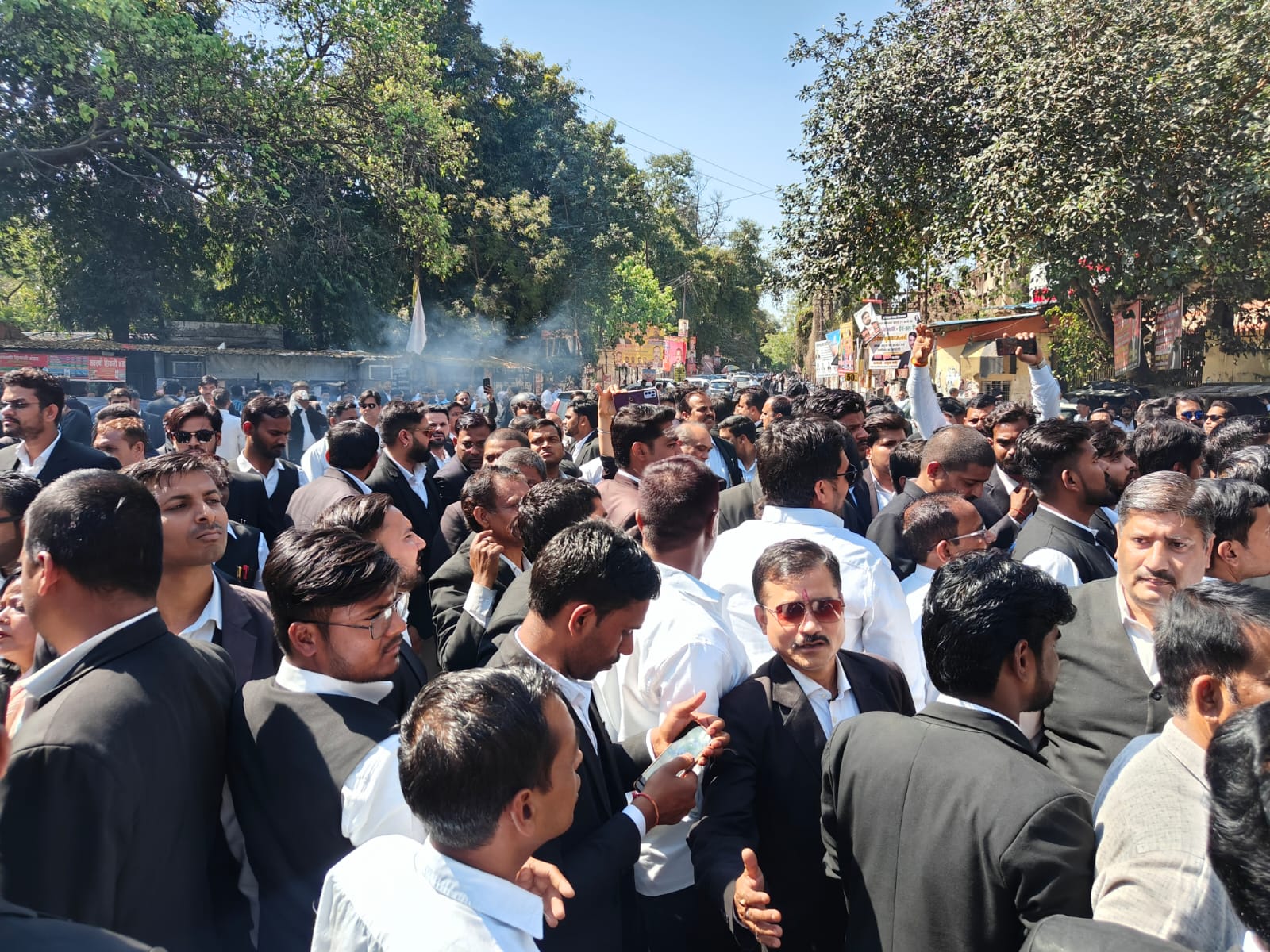 स्वास्थ्य भवन चौराहे पर प्रदर्शन के लिए वकील इकट्ठा हो गए।