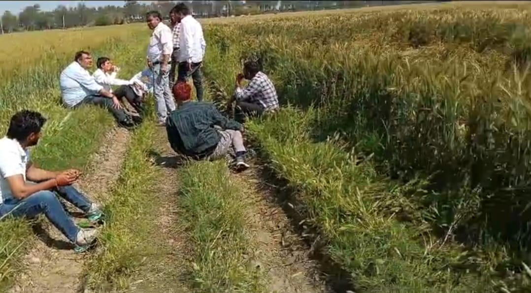 ਪ੍ਰਬੰਧਕੀ ਅਧਿਕਾਰੀ ਪਿੰਡ ਦੇ ਖੇਤਰਾਂ ਵਿੱਚ ਬੈਠਾ.