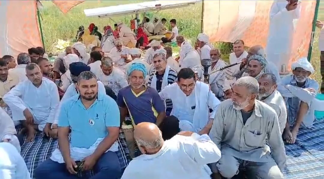 ਕਿਸਾਨ ਪਿੰਡ ਅਕੇਹਾਰੀ ਮਦਨਪੁਰ ਵਿਖੇ ਧਰਨੇ 'ਤੇ ਬੈਠੇ ਕਿਸਾਨ.