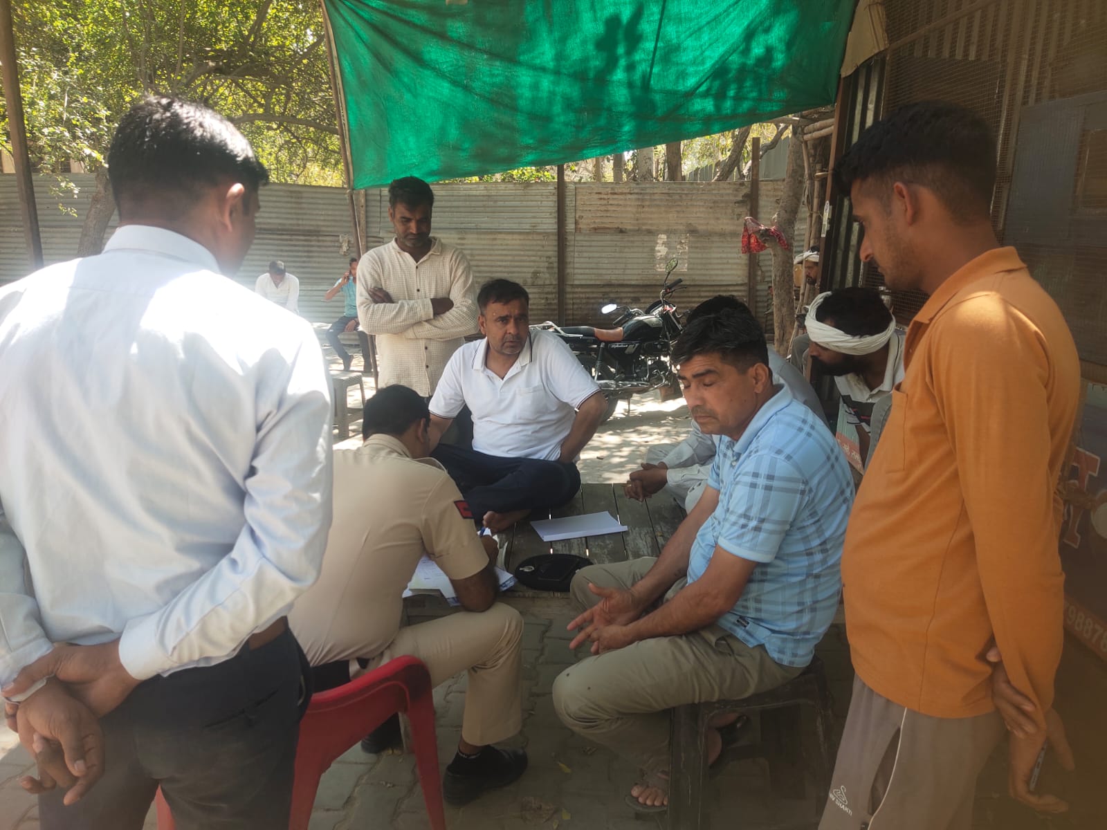 ਪੁਲਿਸ ਸਿਵਲ ਹਸਪਤਾਲ ਵਿੱਚ ਕਾਗਜ਼ ਦੀ ਕਾਰਵਾਈ ਕਰ ਰਹੀ ਹੈ