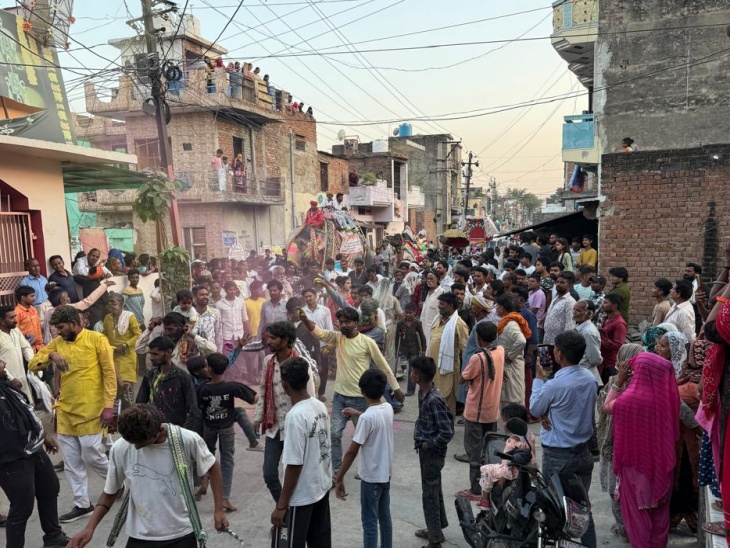 ਇਸ ਤਰ੍ਹਾਂ, ਹਜ਼ਾਰਾਂ ਭੀੜ ਨੂੰ ਆਖਰੀ ਯਾਤਰਾ ਨੂੰ ਵੇਖਣ ਲਈ ਵੇਖਿਆ ਗਿਆ.