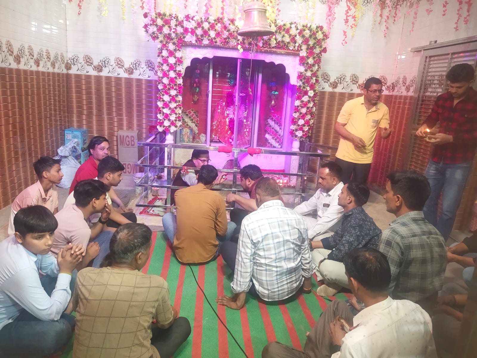 ਰਾਤ ਨੂੰ ਮੰਦਰ ਦੇ ਅਹਾਤੇ ਵਿਚ ਰਾਤ ਦੀ ਪੂਜਾ ਕਰਨਾ