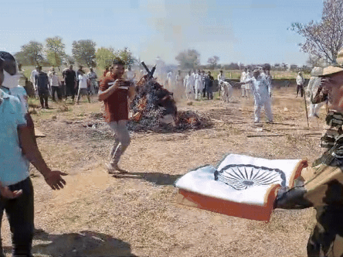 ਬੀਐਸਐਫ ਦੇ ਜਵਾਨਾਂ ਨੂੰ ਜਵਾਨ ਵਿਕਰਮ ਸਿੰਘ ਦੇ ਪਰਿਵਾਰ ਨੂੰ ਸੌਂਪ ਰਹੇ ਹਨ