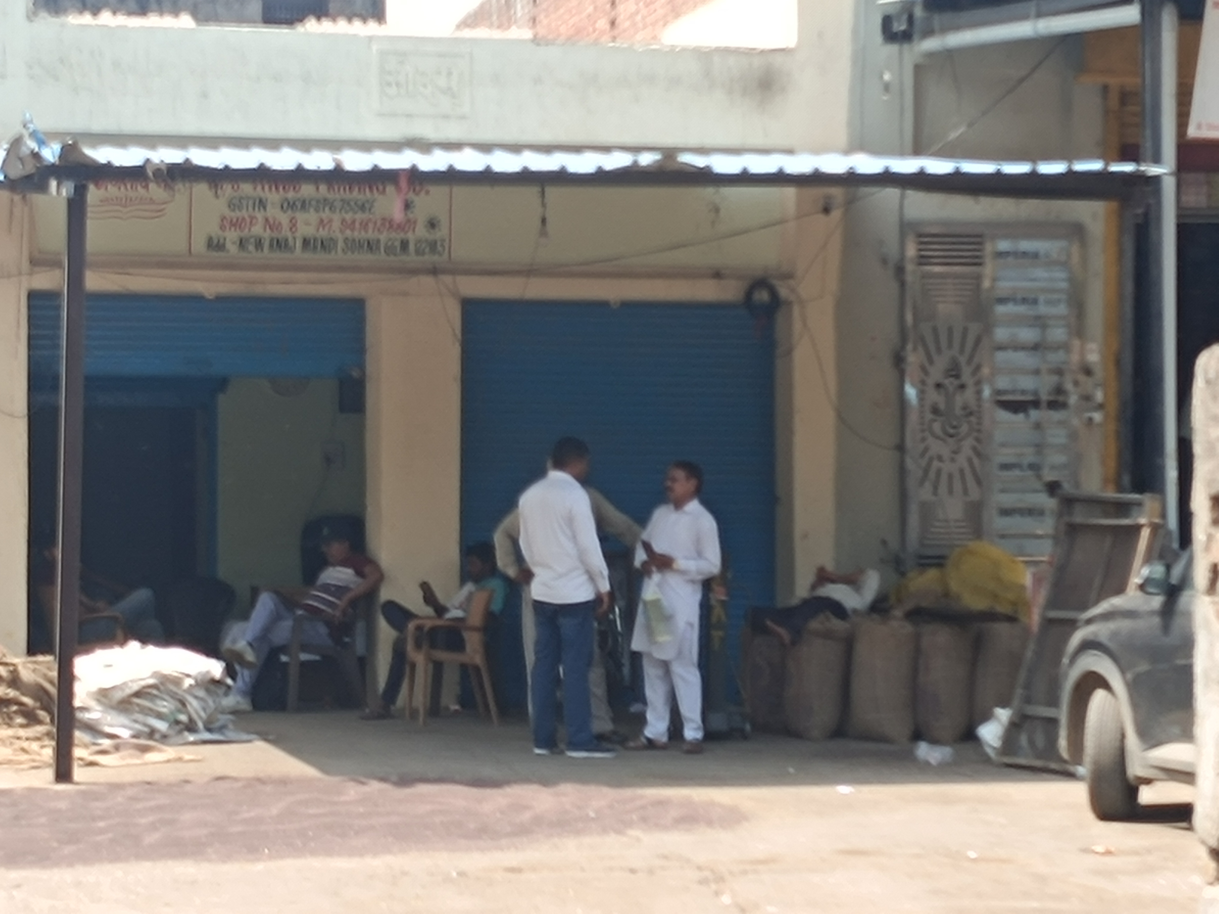 ਚੋਰੀ ਦੀ ਘਟਨਾ ਤੋਂ ਬਾਅਦ, ਦੁਕਾਨ 'ਤੇ ਖੜ੍ਹੇ ਬਹੁਤ ਸਾਰੇ ਨੇੜੇ ਹੋਣਗੇ.