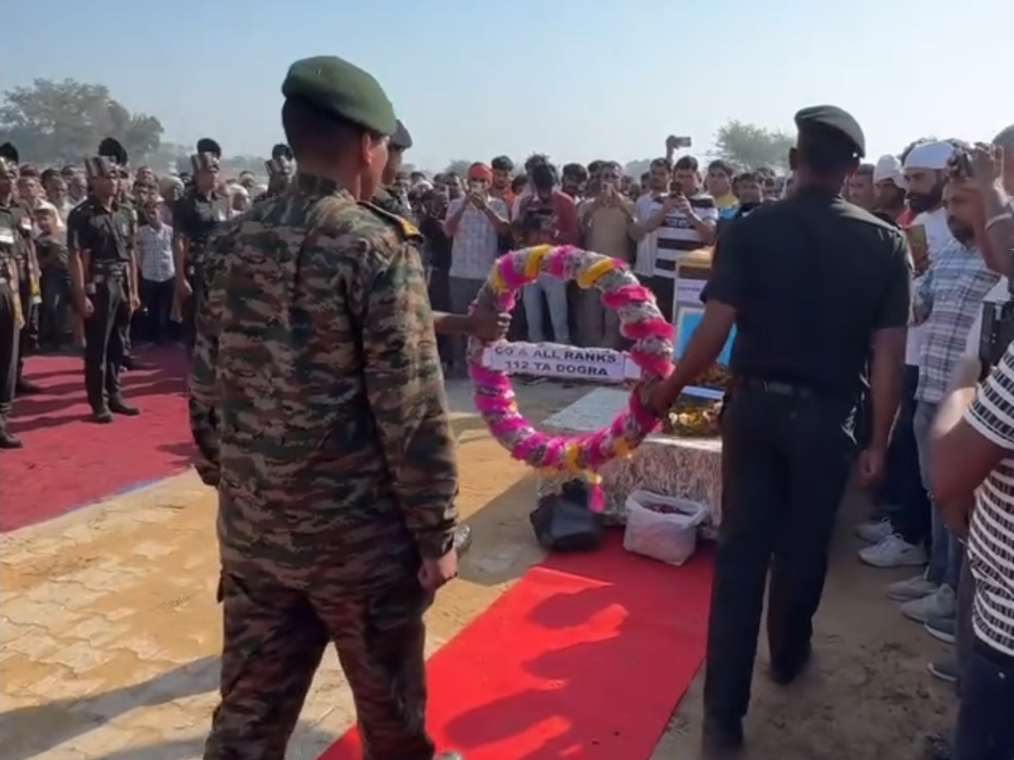 ਪਿੰਡ ਬੇਅਨਾਕੇਦਾਰ ਵਿੱਚ ਸ਼ਹੀਦ ਮੰਡਦੀਪ ਨੂੰ ਸਾਥੀ ਸਿਪਾਹੀ.