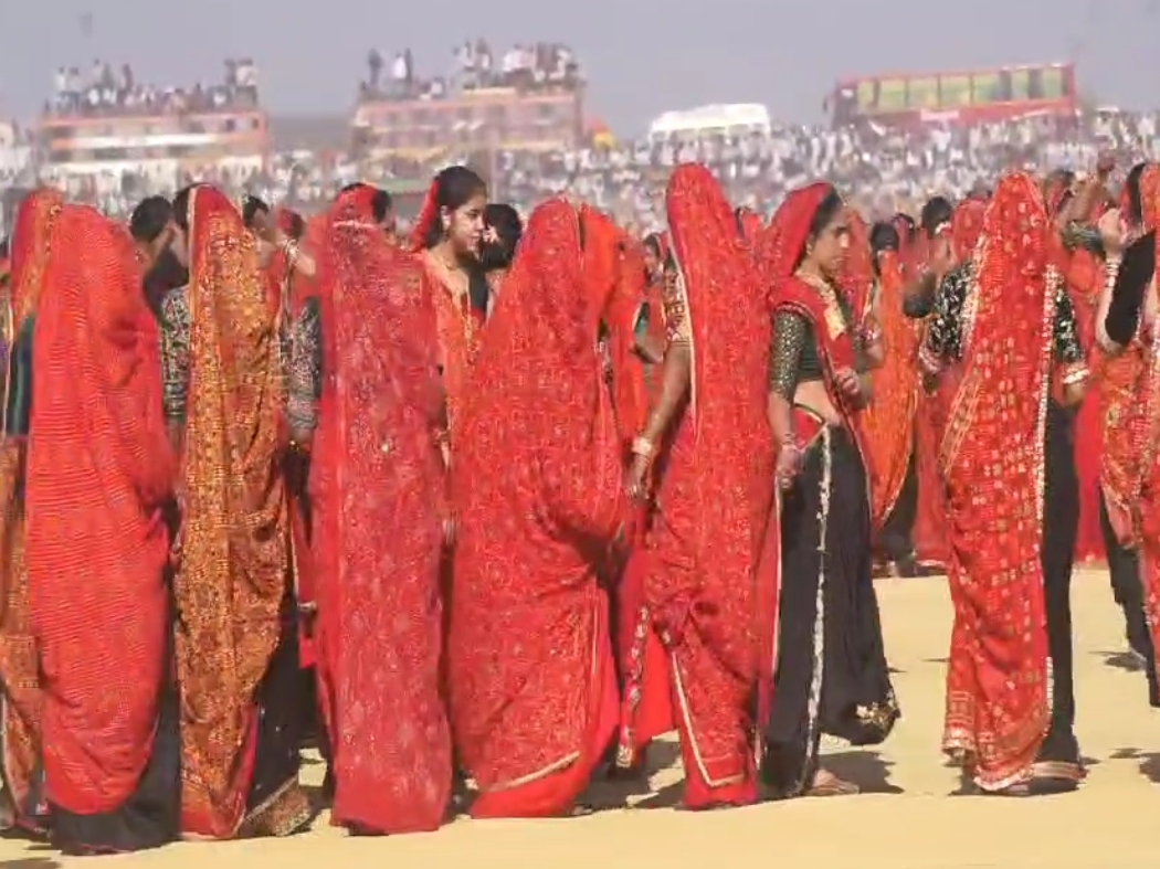 Women ਰਤਾਂ ਗੋਪੀ ਹੁਡਾ ਮਹਾਰੁਰਾਂ ਵਜਾਉਂਦੀਆਂ ਹਨ.