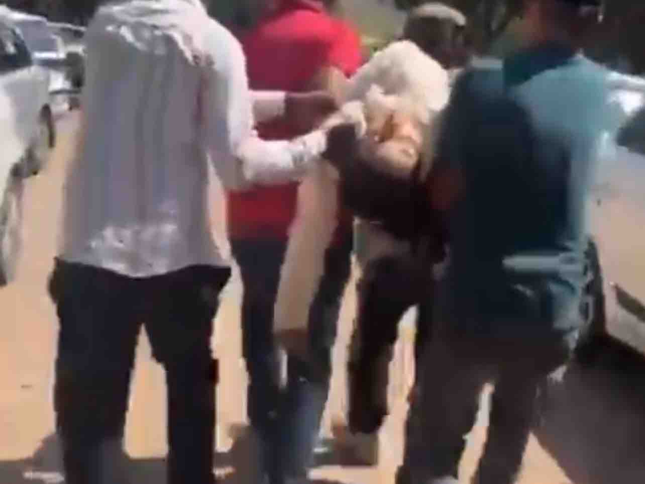 मौके पर मौजूद लोगों ने खून से लथपथ युवती को तुरंत कार से अस्पताल पहुंचाया।