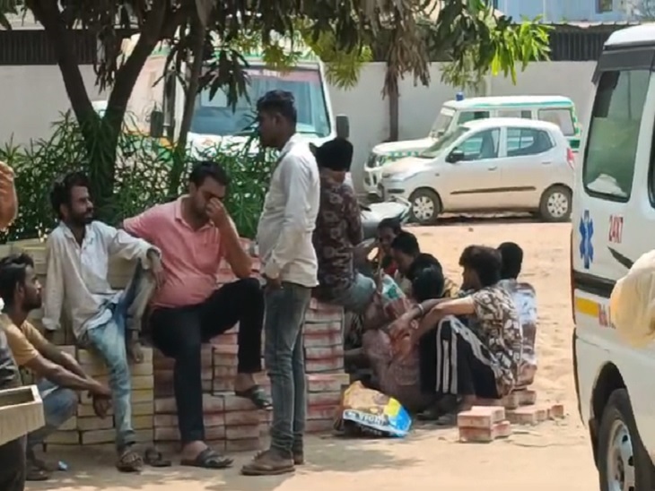 भिलाई मरचुरी में पोस्टमार्टम के दौरान बैठे परिजन