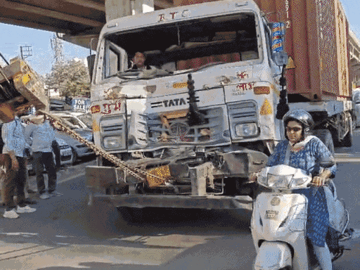 हरियाणा रोडवेज की बस को टक्कर मारने के बाद क्षतिग्रस्त हुआ ट्रक।