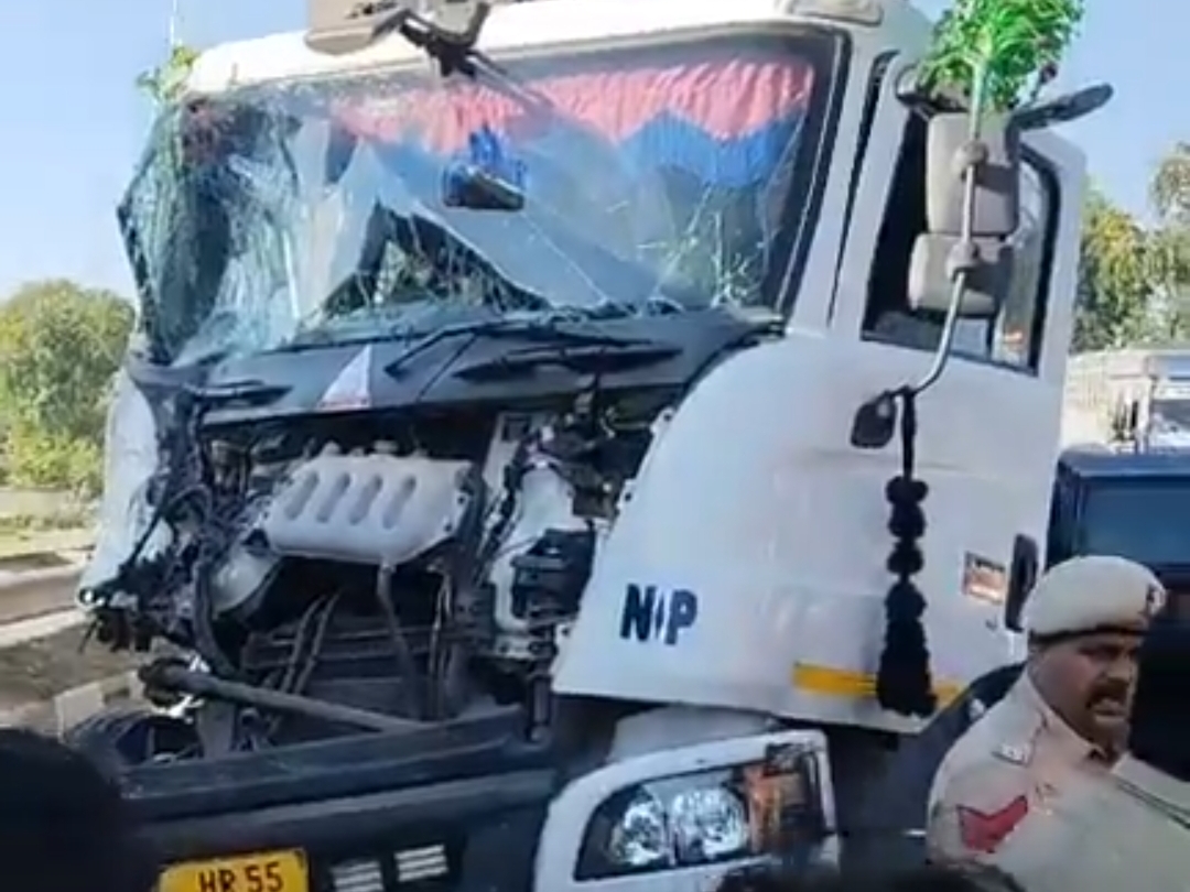 ਰੋਡਵੇਜ਼ ਬੱਸ ਨੂੰ ਮਾਰਨ ਤੋਂ ਬਾਅਦ, ਟਰੱਕ ਦਾ ਡਰਾਈਵਰ ਅਤੇ ਇਸਦੇ ਸਾਥੀ ਨੂੰ ਮੌਕੇ ਤੋਂ ਬਚ ਨਿਕਲਿਆ.