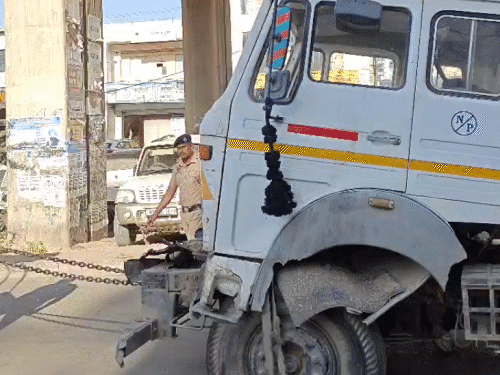 ਟਰੱਕ ਦੇ ਅਗਲੇ ਹਿੱਸੇ ਨੂੰ ਨੁਕਸਾਨ ਪਹੁੰਚਿਆ ਸੀ.