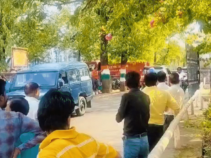 आग लगने की जानकारी लगते ही कर्मचारी बिल्डिंग से बाहर निकल आए।