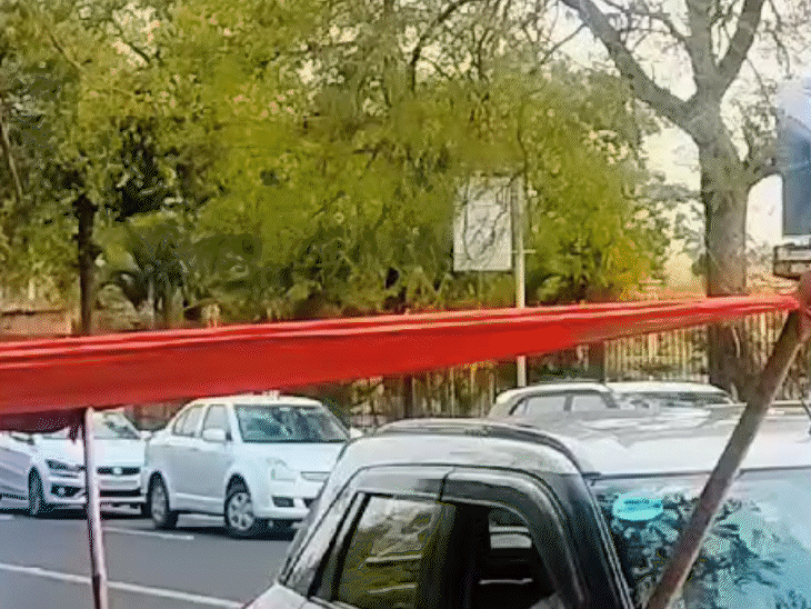 आग लगने की सूचना मिलते ही तीन दमकलें मौके पर पहुंची।