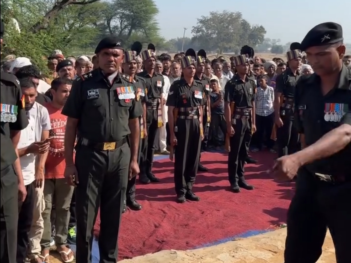 ਸਿਪਾਹੀਆਂ ਦੇ ਨਾਲ, ਪਿੰਡ ਵਾਸੀ ਸੰਸਕਾਰ ਸਮੇਂ ਵੀ ਮੌਜੂਦ ਸਨ.