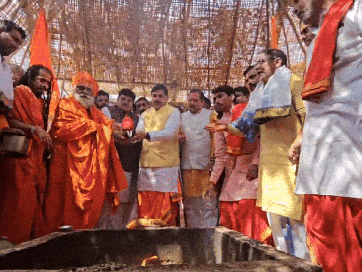 सीएम महंत की चादर विधि कार्यक्रम और महारुद्र यज्ञ में भी शामिल हुए।