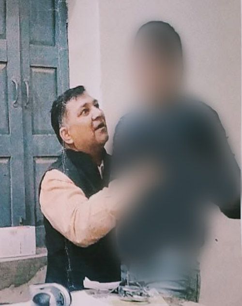 ਉਸ ਦੀਆਂ ਇਤਰਾਜ਼ਯੋਗ ਤਸਵੀਰਾਂ ਅਤੇ ਚੇਤ ਬਹੁਤ ਸਾਰੀਆਂ ਕੁੜੀਆਂ ਨਾਲ ਸਾਹਮਣੇ ਆਈਆਂ ਹਨ.