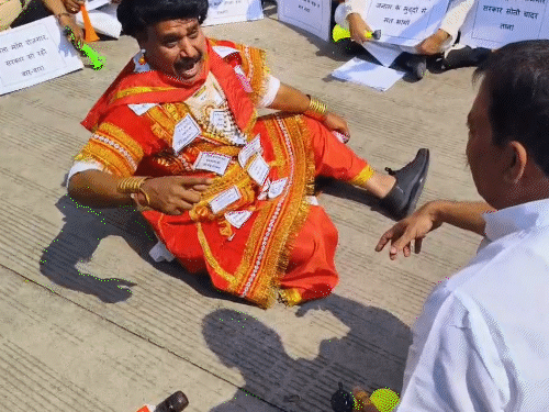 विपक्षी विधायकों ने सरकार बने विधायक से युवा-किसान और घोटालों पर चुप्पी तोड़ने की बात कही।