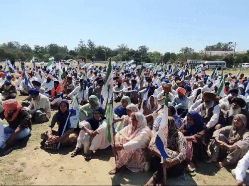 Fartim ਰਤ ਕਿਸਾਨ ਵੀ ਪ੍ਰਦਰਸ਼ਨ ਵਿੱਚ ਪਹੁੰਚੀ.