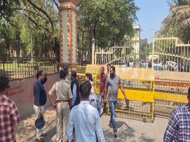 कलेक्टर ऑफिस आने वाले लोगों से पूछताछ करती पुलिस।