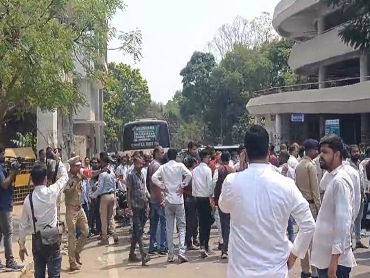 कलेक्ट्रेट परिसर के बाहर बड़ी कांग्रेस के कार्यकर्ता मौजूद रहे।